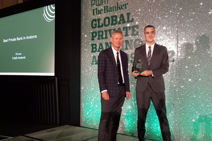 Jordi Playà, director de l’àrea de Banca Privada Andorra de Crèdit Andorrà, recull el guardó de la mà de Yuri Bender, editor en cap de PWM.